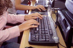 Acoso sexual a menores por internet Las manos de unas chicas tecleando