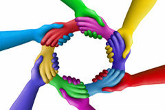 La confianza en mediación Manos de colores agarradas