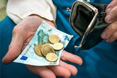 Incremento de las pensiones 2013 Un abuelo mostrando el dinero que tiene en su monedero