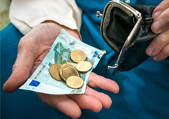 Un abuelo mostrando el dinero que tiene en su monedero Un abuelo mostrando el dinero que tiene en su monedero