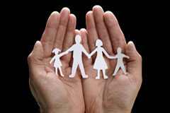 Cuestiones sobre la protección de los menores en el medio audiovisual. Perspectiva comparada Unos recortables encima de unas manos