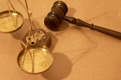 La honestidad, santo y seña del abogado Una maza junto a una balanza