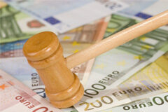 La Asistencia Jurídica Gratuita y la mediación Mazo sobre billetes de euros