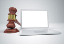 El placer de leer… ¡sentencias! Un mazo y un portátil