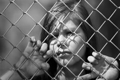 Unificación de doctrina en materia de medida de internamiento de menores Una menor entre rejas