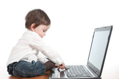 La protección de la imagen de los menores en el ámbito de la publicidad Niño y portatil