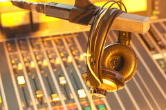 Diálogo (conflictivo) entre locutores de radio y libertad de expresión Una mesa de sonido con un micrófono y en él hay unos auriculares