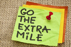 Cuando el abogado recorre la “milla extra” con su cliente Un post-it con la leyenda "go the extra mile"