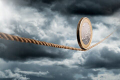 El Tratado Constitutivo del Mecanismo Europeo de Estabilidad (MEDE) Una moneda de euro sobre una cuerda