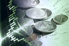 Solvencia bancaria, pero no a cualquier precio Monedas encima de un gráfico