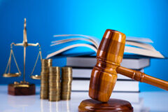 Hemos perdido los dos (o sobre los costes del acceso a la justicia) Una balanza, libros, monedas y una maza