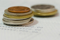 Llevanza de los libros registro de IVA Monedas sobre recibo