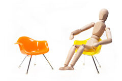 El quirófano, la sala de vistas y el buen abogado Un muñeco de madera sentado en una silla y otra al lado vacía