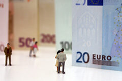 ¿Puede declarase la responsabilidad solidaria de todas las empresas sucesoras respecto de las deudas salariales contraídas por la saliente inicial? Personas en miniatura caminando entre calles y rollos de billetes altos