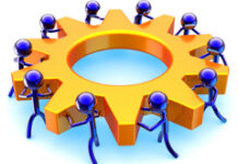 Conflicto de interés y Competencia Varios muñecos azules haciendo girar una rueda de engranaje