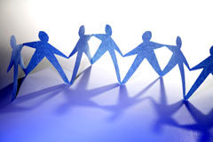 Lealtad al cliente y/o compañerismo Una cadena de muñequitos recortables