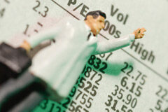 El órgano social de administración o liquidación tras la apertura de la fase de liquidación en el concurso de la persona jurídica Un muñequito con un maletín y detrás de él valores de la bolsa