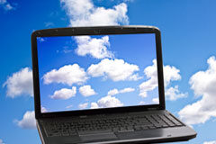 La nube se consolida como la plataforma de referencia para cumplir con el GDPR Un portatil en las nubes