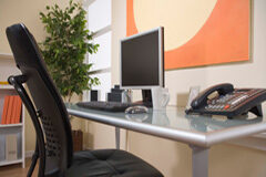 El oscuro oficinista, otra forma de ejercer Una mesa de oficina vacía