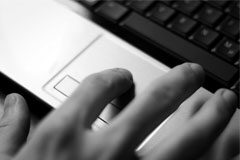 Está muy mal espiar el ordenador personal sin avisar Un teclado de ordenador