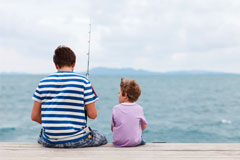 Las malas relaciones paterno-filiales como causa de extinción de la pensión de alimentos Un padre pescando con su hijo