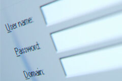 «Phishing»: ¿responsabilidad del banco? Una pantalla de ordenador piediendo usuario, conrtraseña y dominio