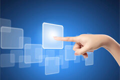 El Escrache Virtual Mano apuntando pantallas virtuales