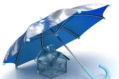 La protección de los Deudores Hipotecarios sin recursos Una figura de una casa y sobre ella un paraguas azul