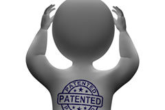 He desarrollado un producto o proceso nuevo… ¿debo necesariamente “patentarlo”? Muñeco de espaldas con el sello de patent