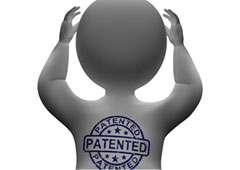 Muñeco de espaldas con el sello de patent