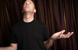 Lo que se da, si se quita (¿Santa Rita, Rita?) persona mirando hacia el cielo con las manos abiertas