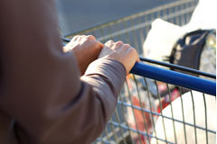 AMAZON GO, el supermercado que sabrá todo de ti Una persona empujando un carro en el supermercado