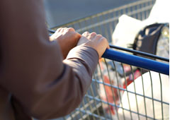 Una persona empujando un carro en el supermercado