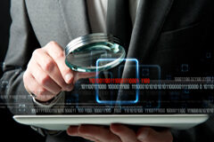 Diez consejos para preparar con eficacia la prueba pericial Una persona con una lupa