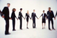 Equipos de trabajo: una necesidad para los abogados Un grupo de personas cogidas de la mano