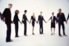 La participación de la ciudadanía en la elaboración de normas Personas cogidas de la mano