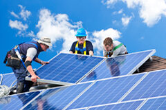 Intenso verano en el sector energético: ¿burbujas a la vista? Unos trabajadores colocando placas solares