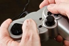 De la Playstation al divorcio, solo hay un paso Unas manos con una mando de la PlayStation