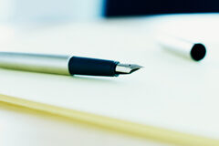 El uso del Real Decreto-ley una vez convocadas las elecciones Una pluma sobre un papel