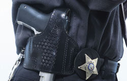 Absuelven a un conductor drogado porque no le reconoció un médico placa y porra de un agente de policia