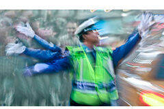 Fiscales y delitos contra la seguridad vial Un policía regulando el tráfico