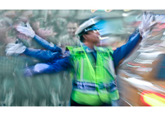 Un policía regulando el tráfico Un policía regulando el tráfico