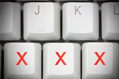 Sobre la aplicación de las agravantes en los supuestos de pornografía infantil Tres teclas de un teclado de ordenador con tres x