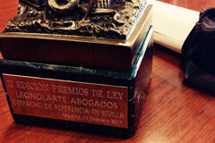 Bajo la toga el abogado debe llevar coraza…y un gran corazón Estatuilla del premio