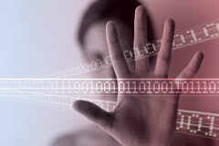 Protección del derecho de imagen en Internet Una chica con una mano delante tapándose