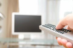 RTVE se libra de sanción Un mando apuntando a un televisor