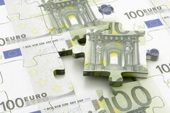 La nueva normativa sobre reestructuración y resolución de entidades de crédito Una pieza de un puzzle formado por billetes de 100 euros