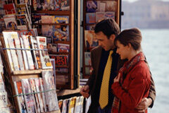 Fiscalía informa: la prensa rosa colapsa los juzgados Una pareja mirando revistas