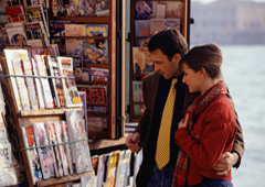 Una pareja mirando revistas