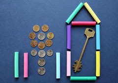 Una casita, una llave y monedas. Una casita, una llave y monedas.